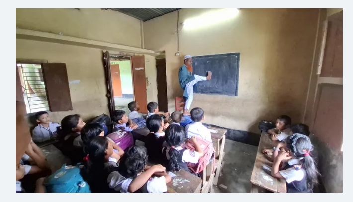 দুই হাত না থাকলেও দমে যান নি দুঃখু মিয়া, পা দিয়ে পড়ান ১৪৫ শিশু