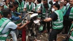নিজ হাতে ময়লা পরিষ্কার করলেন ইশরাক হোসেন