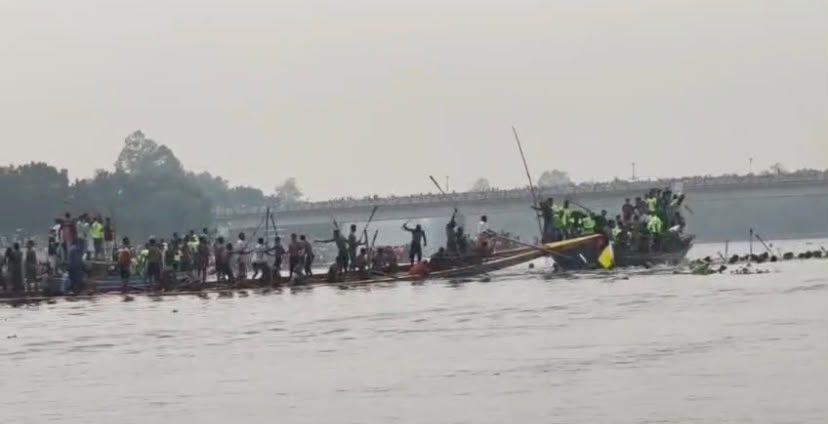 সিরাজগঞ্জে নৌকাবাইচ চলাকালে দুই নৌকার মাঝিদের সংঘর্ষ, আহত ৩০