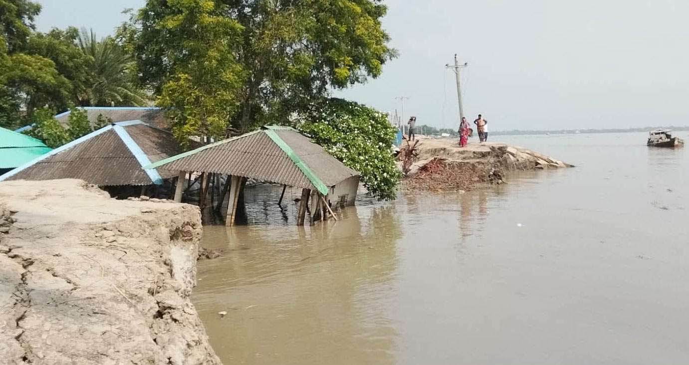 দাকোপে বেড়িবাঁধ ভেঙে ঢাকি নদীতে বিলীন, ক্ষতিগ্রস্ত ১৩ পরিবার