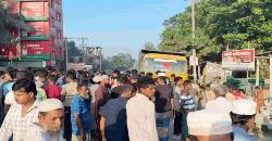 লক্ষ্মীপুরে ড্রাম-ট্রাকের চাপায় ভ্যানচালক নিহত, সড়ক অবরোধ