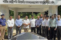 রাঙ্গুনিয়ায় জিয়াউর রহমানের প্রথম সমাধিতে মুক্তিযুদ্ধমন্ত্রী ও প্রতিমন্ত্রীর শ্রদ্ধা