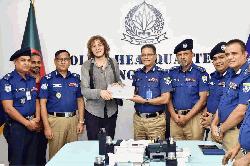 জার্মান পর্যটকের হারানো ম্যাকবুক উদ্ধার করে দিল বাংলাদেশ পুলিশ