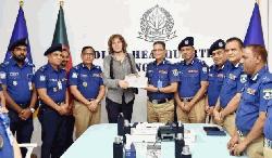 চুরি হওয়া ল্যাপটপটি জার্মান পর্যটকের হাতে ফিরিয়ে দিলো পুলিশ