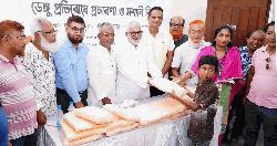 নিম্নআয়ের মানুষদের মধ্যে পুষ্টিকর খাদ্য ও মশারি বিতরণ করলেন কেসিসি প্রশাসক