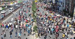 ৩০ হাজার টাকা মজুরির দাবিতে উত্তরায় সড়ক অবরোধ