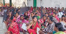 পূজার বোনাসের দাবিতে চা শ্রমিকদের আন্দোলন