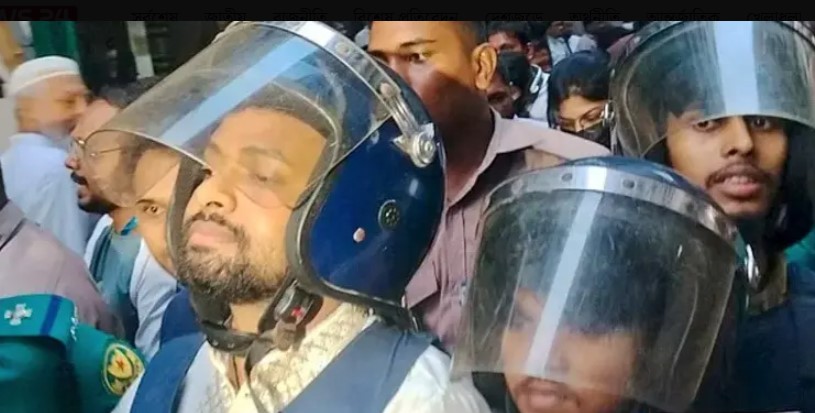 রবীন্দ্রনাথের গ্রাফিতিতে কালি: আয়াস-রিমির জামিন শুনানিতে হাতাহাতি