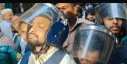 রবীন্দ্রনাথের গ্রাফিতিতে কালি: আয়াস-রিমির জামিন শুনানিতে হাতাহাতি