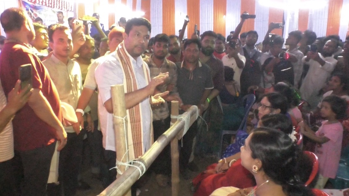 আড়াইহাজারে ৩৮টি পূজামণ্ডপ পরিদর্শন করলেন সংসদ সদস্য নজরুল ইসলাম আজাদ