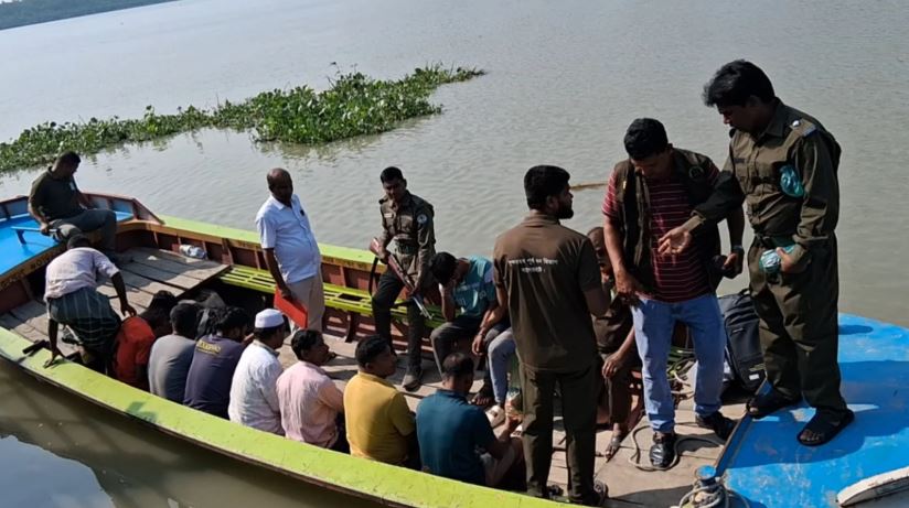সুন্দরবনে ২৩০ টন কয়লাবোঝাই কার্গোসহ আটক ৯