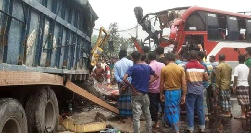 নাটোরে বাস-ট্রাক সংঘর্ষে প্রাণ গেল ১০ জনের, আহত ২০
