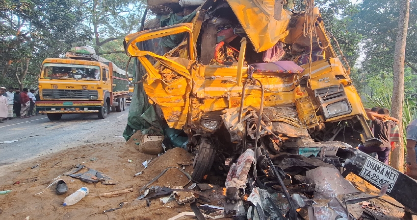 নাটোরে বাস-ট্রাক সংঘর্ষে নিহত ১৪, ১০ জনের পরিচয় শনাক্ত ,তদন্ত কমিটি গঠন 