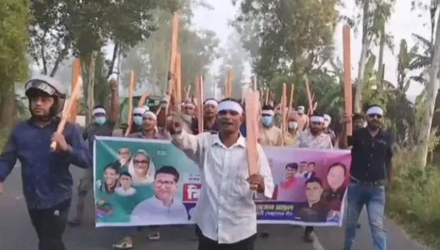 ময়মনসিংহে বৈঠা-লাঠি হাতে কার্যক্রম নিষিদ্ধ আ’লীগের মিছিল