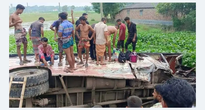 খুলনায় বাস-ট্রাক সংঘর্ষে নিহত ৩
