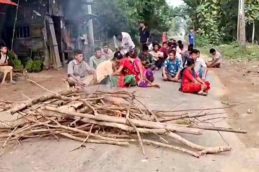 সাজেকে হামলা-ভাঙচুরের প্রতিবাদে দুই জেলায় সড়ক অবরোধ