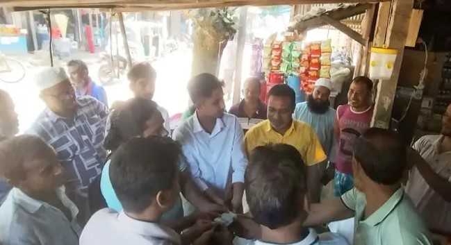 কুড়িয়ে পাওয়া টাকা মাইকিং করে ফিরিয়ে দিলেন দুই শিক্ষার্থী